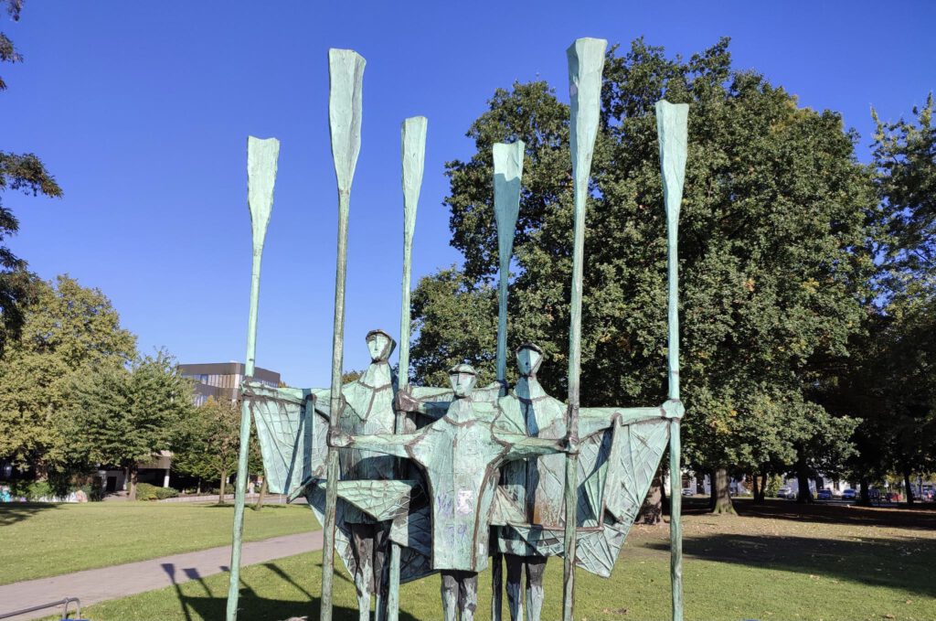 Die Skulptur „Fischer“ von Gerhard Brandes