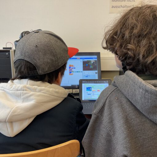 2 Kinder programmieren an einem Computer